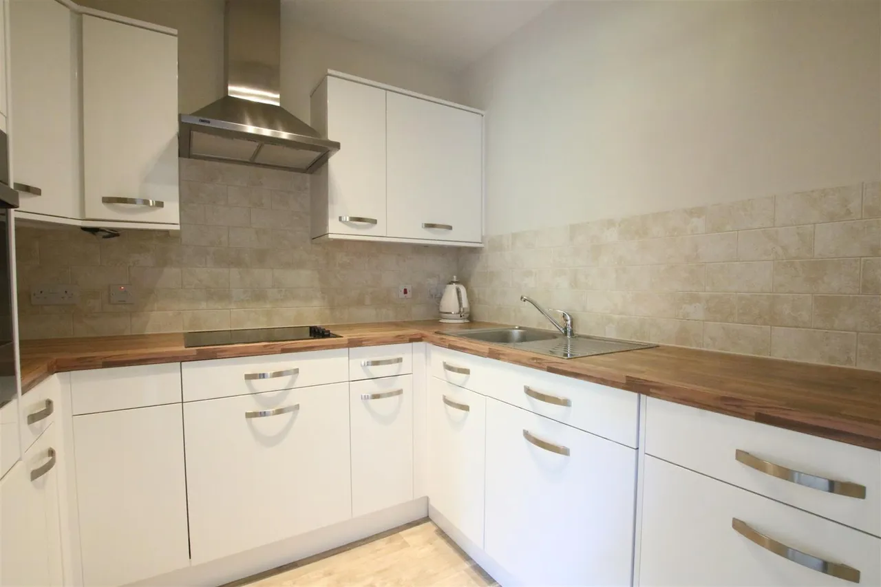 Kingston Avenue, Leatherhead, KT22, photo 4