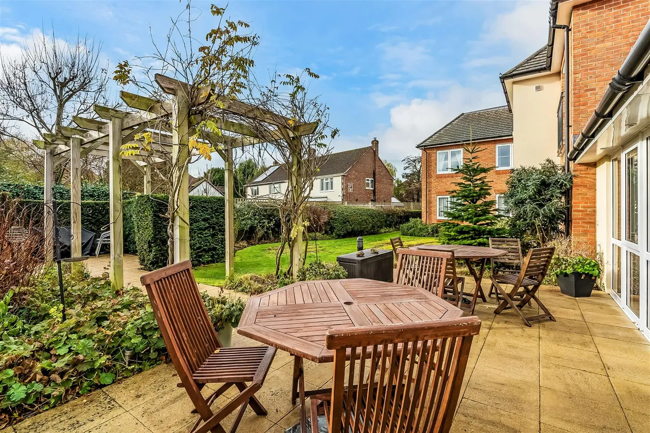 Kingston Avenue, Leatherhead, KT22, photo 10