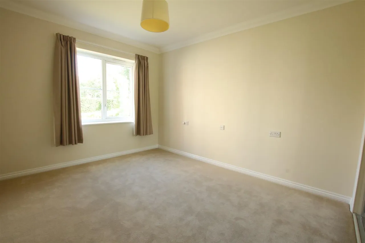 Kingston Avenue, Leatherhead, KT22, photo 6