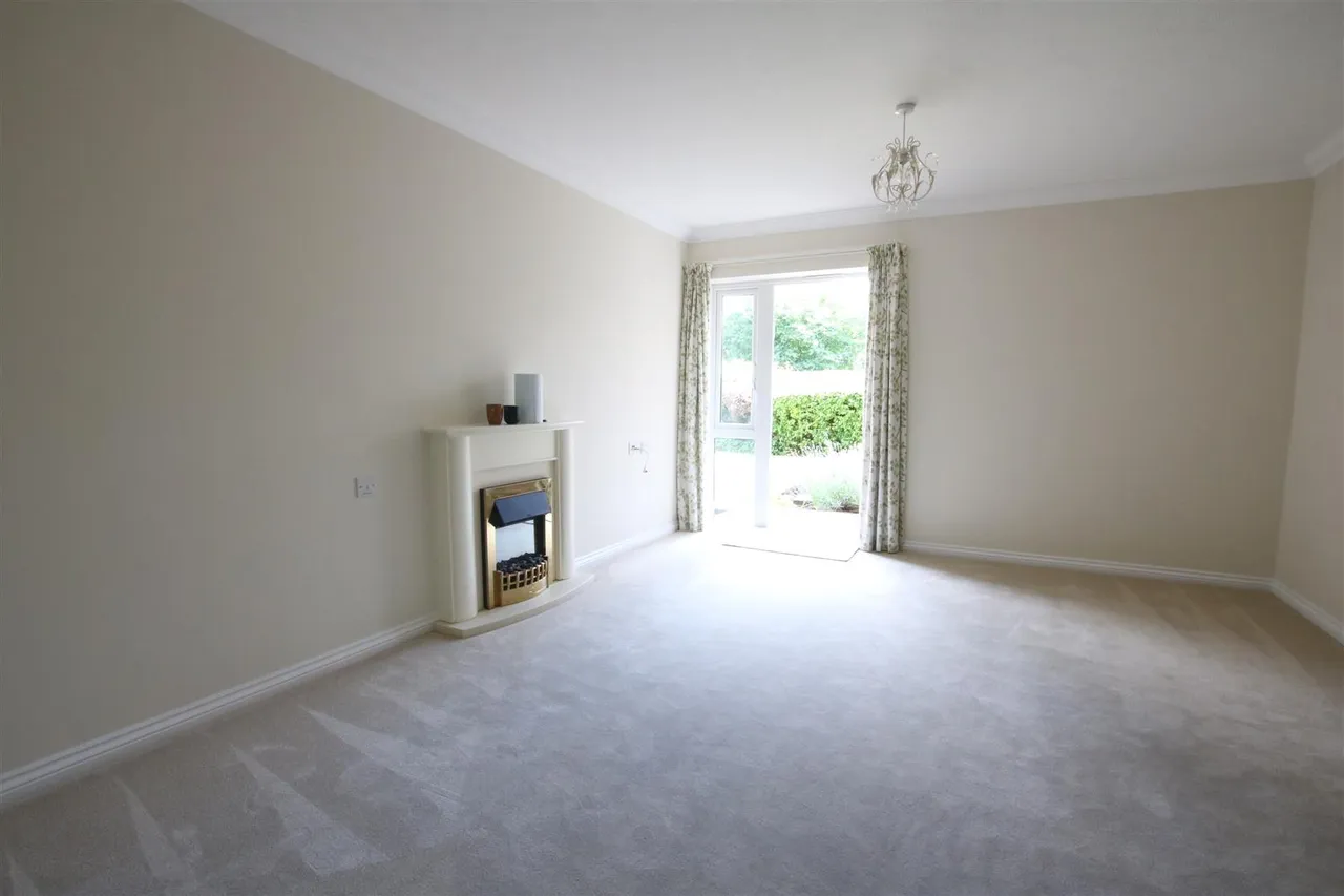 Kingston Avenue, Leatherhead, KT22, photo 14