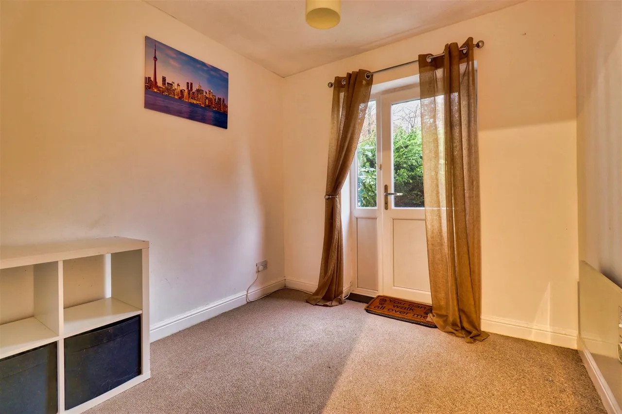 Peacock Court, Yeadon, LS19, photo 4