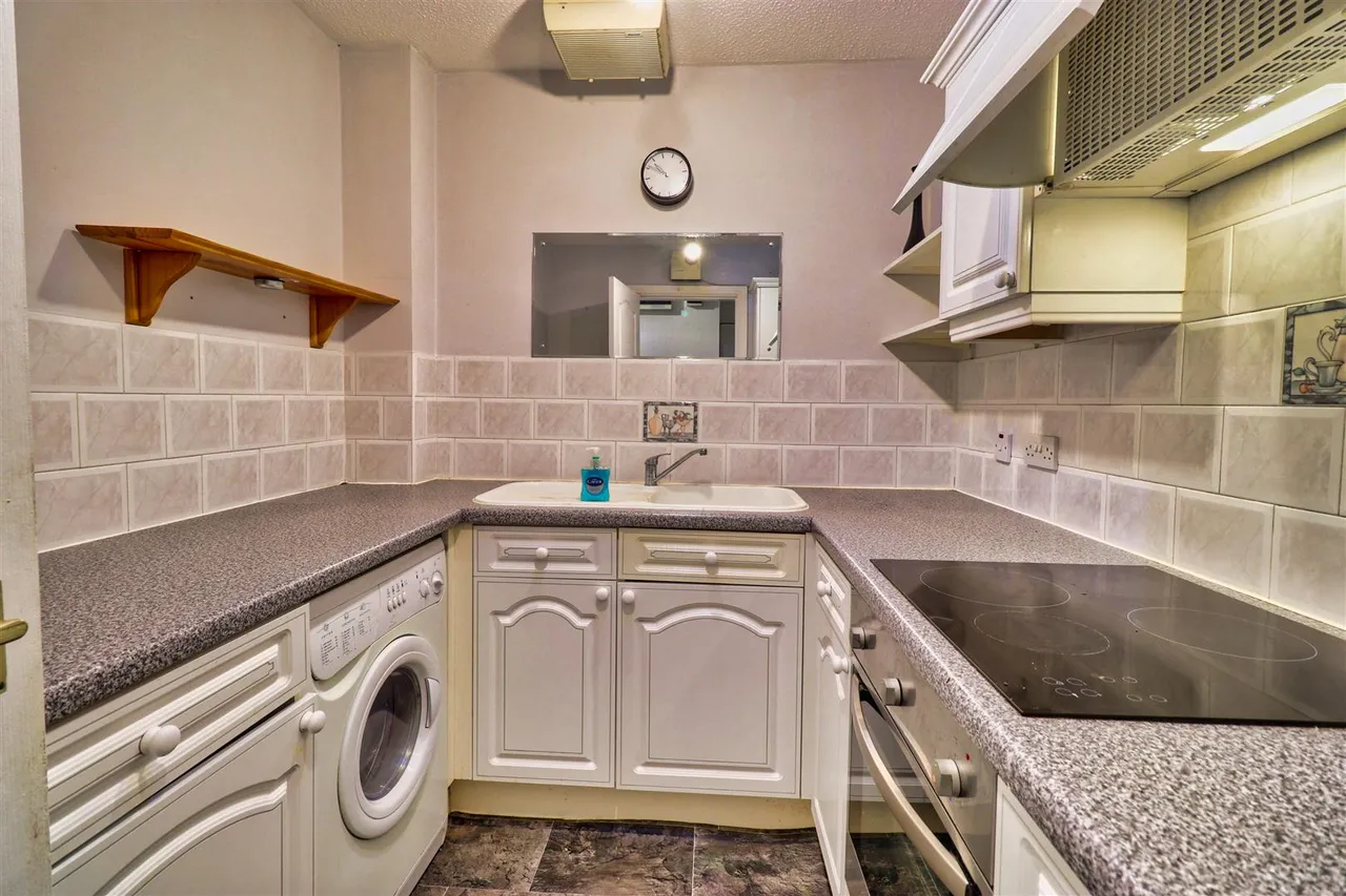 Peacock Court, Yeadon, LS19, photo 3