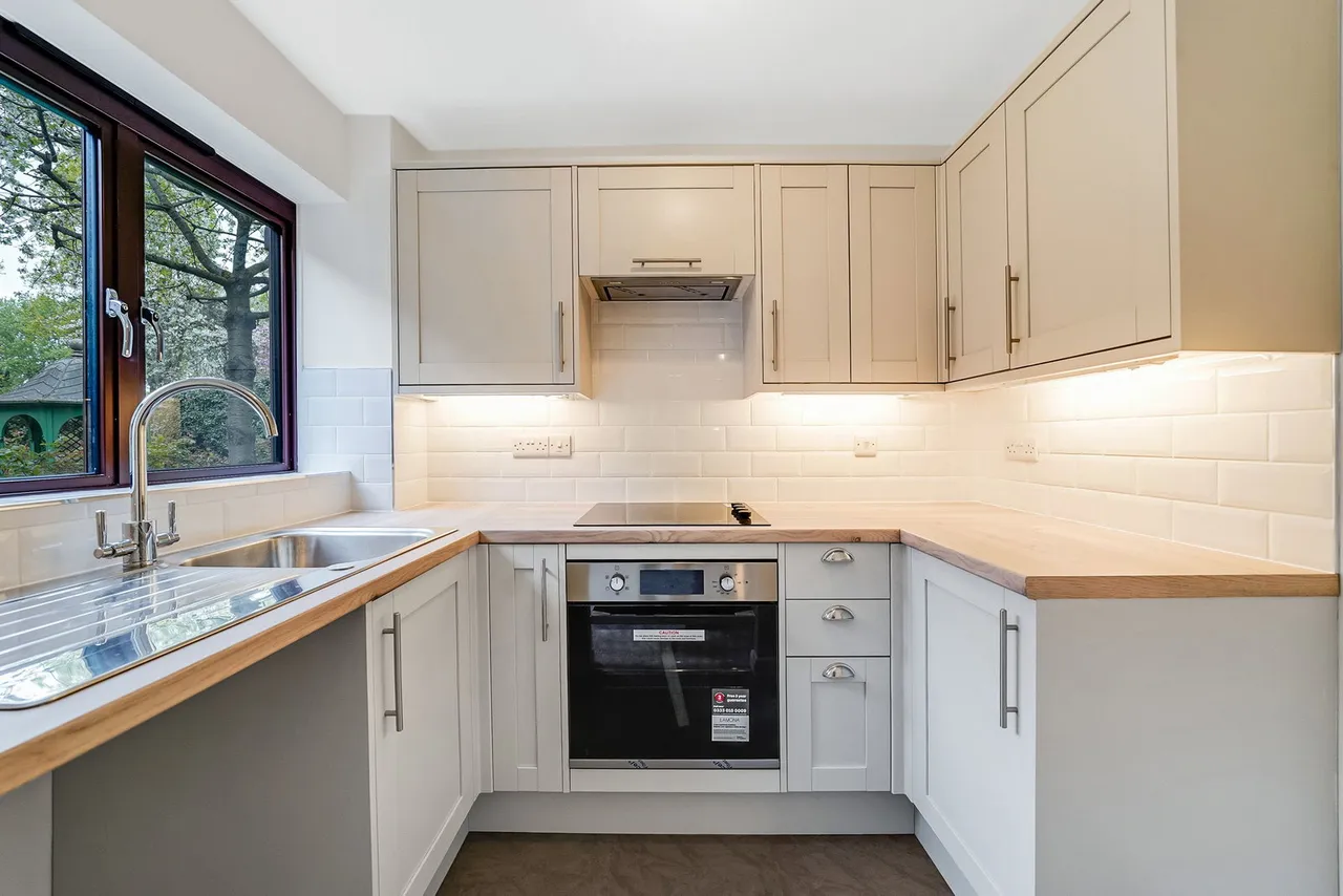 Winningales Court, Vienna Close, Clayhall, Essex IG5, photo 3