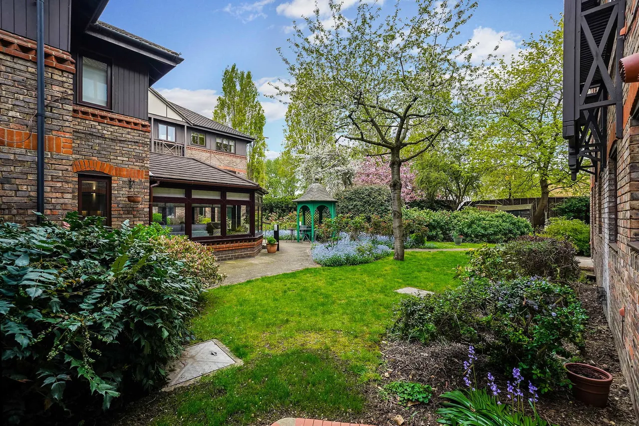 Winningales Court, Vienna Close, Clayhall, Essex IG5, photo 9