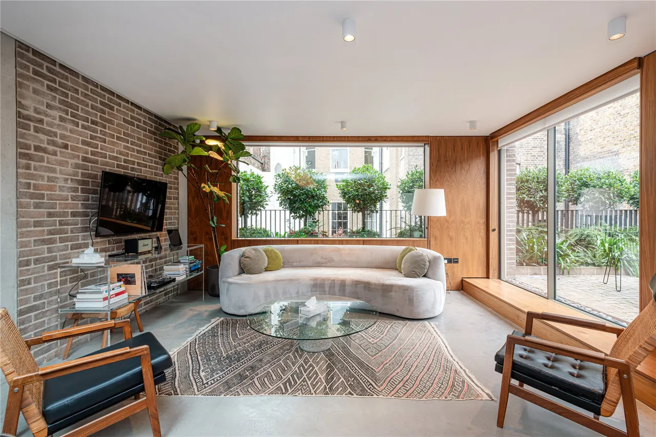 3 bed flat to rent, Weymouth Mews, Marylebone, W1G