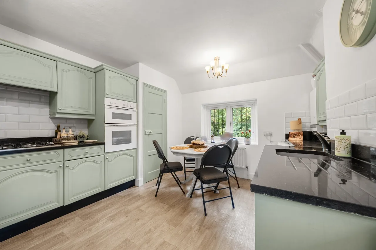 Old Woking Road, Pyrford, GU22, photo 3