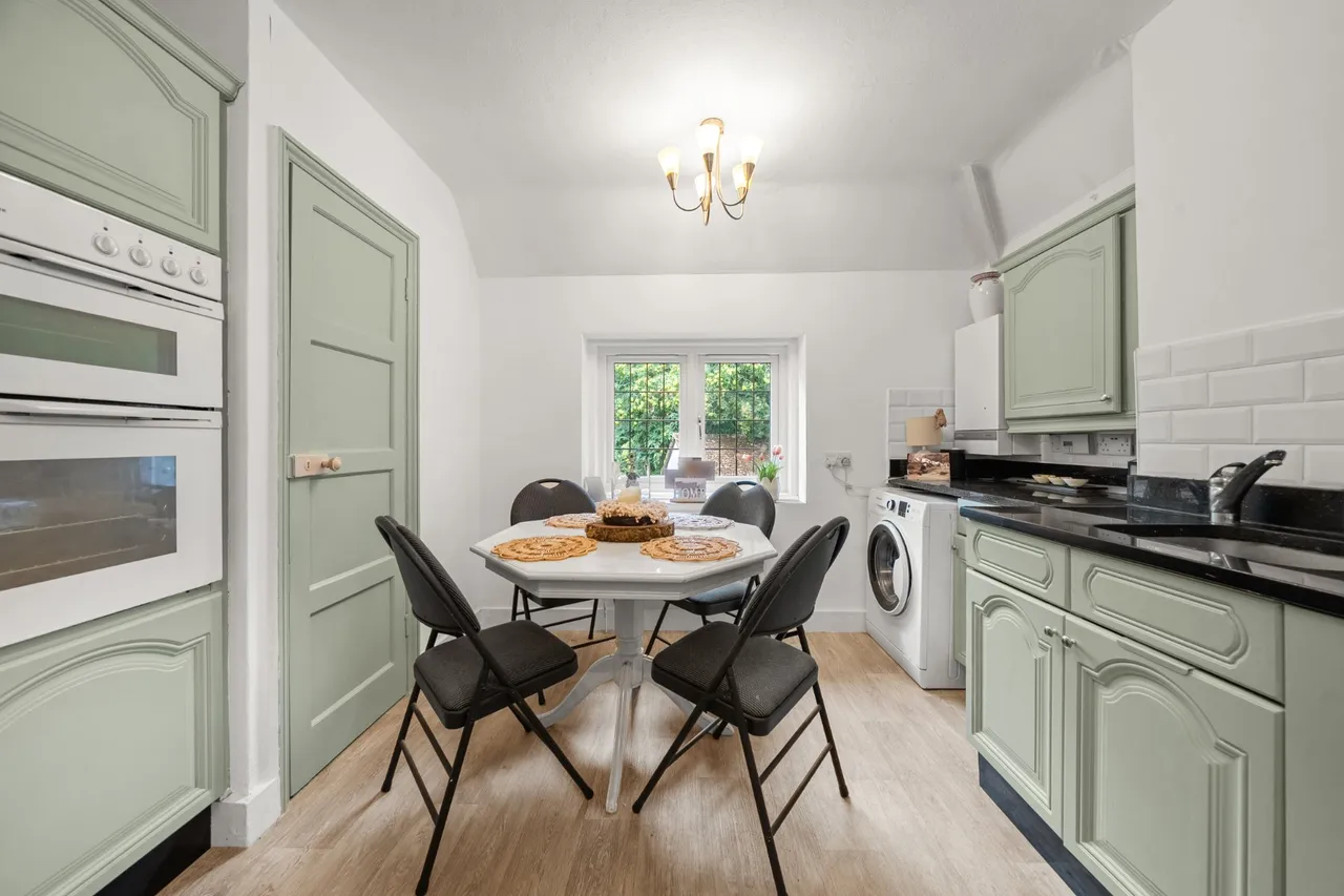 Old Woking Road, Pyrford, GU22, photo 8