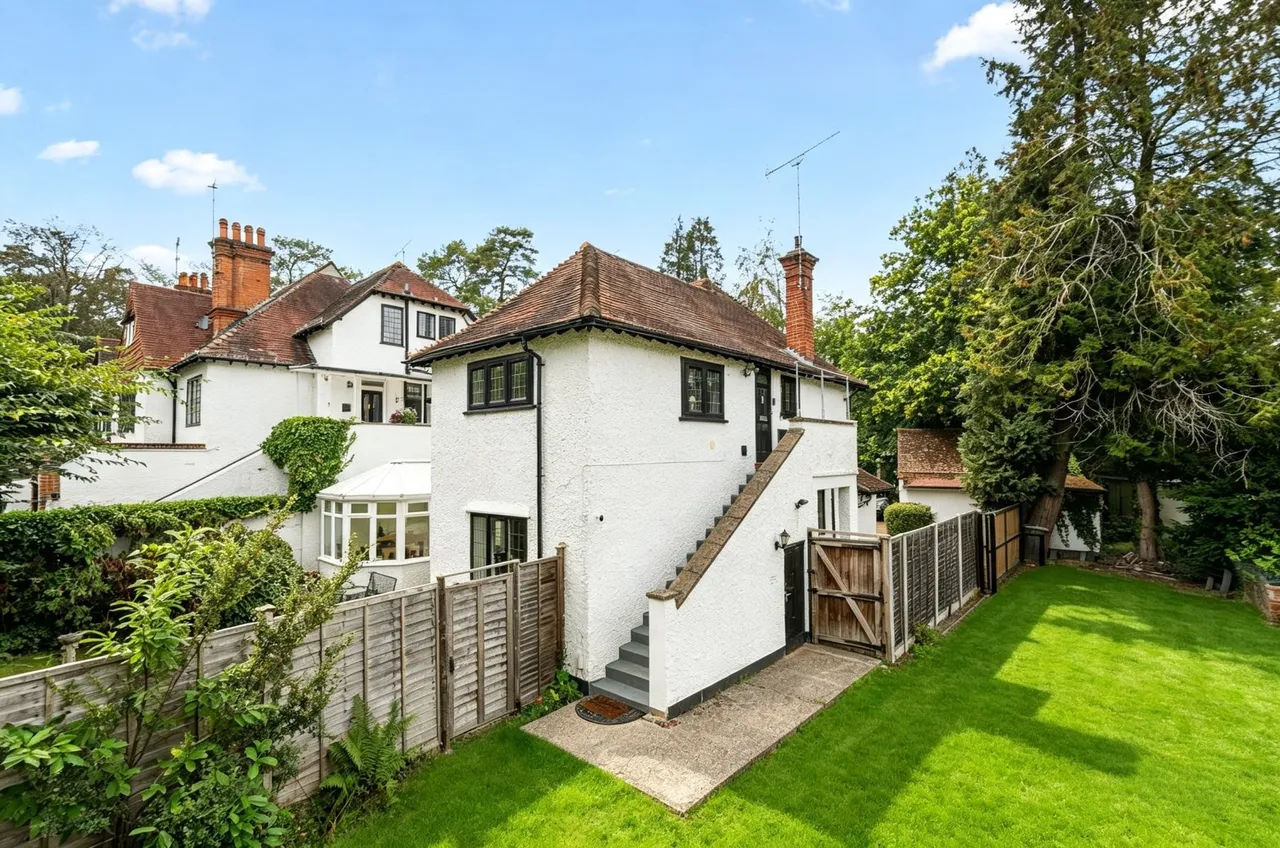 Old Woking Road, Pyrford, GU22, photo 17