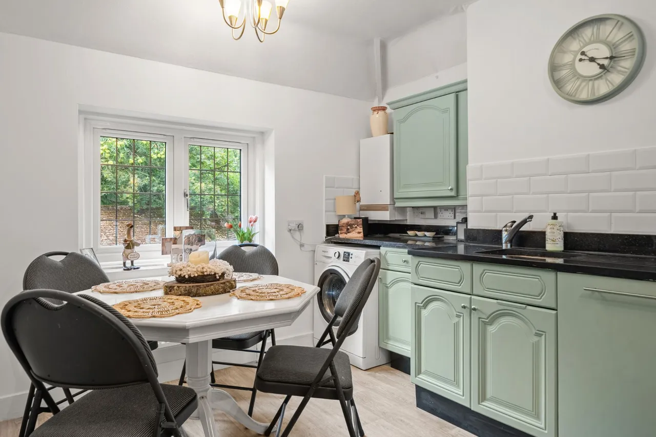 Old Woking Road, Pyrford, GU22, photo 9