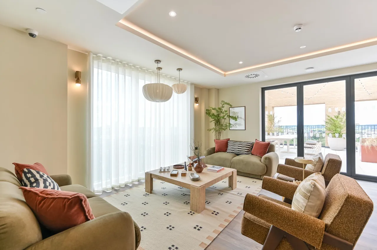 2 bed flat to rent — Flat 1 James Horlick House South, Refinery Square, London