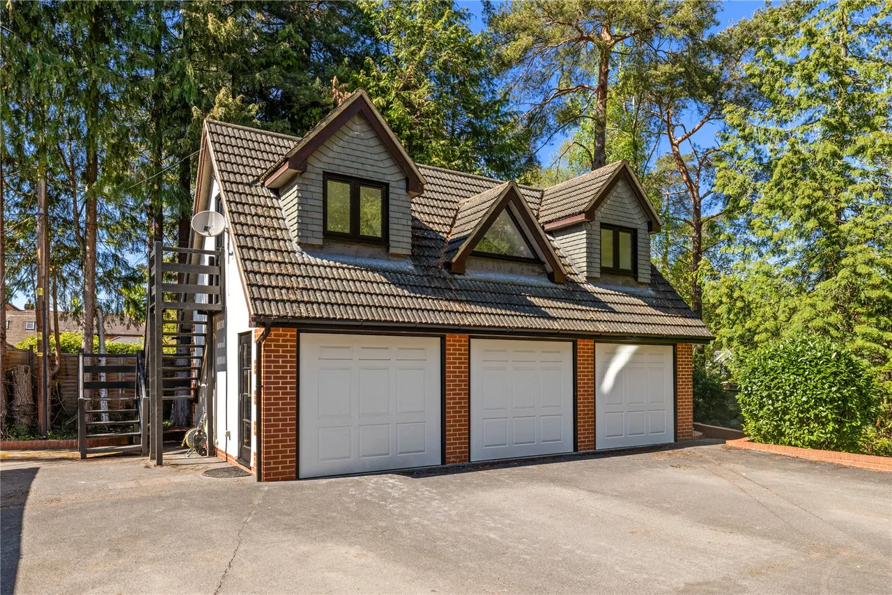 Heath Ride, Finchampstead, Wokingham, Berkshire, RG40 3QN, photo 6