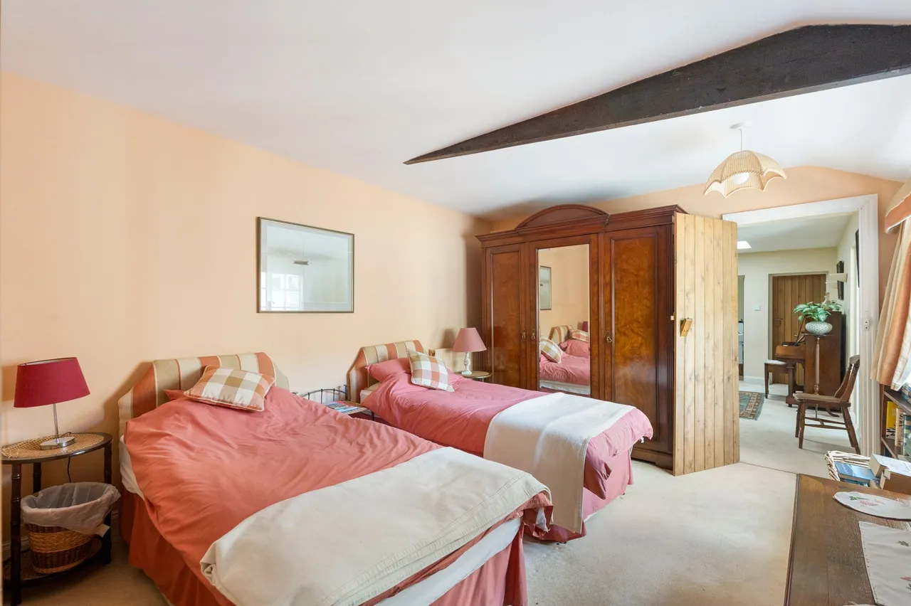 Impressive Grade II Listed Barn Conve, photo 12
