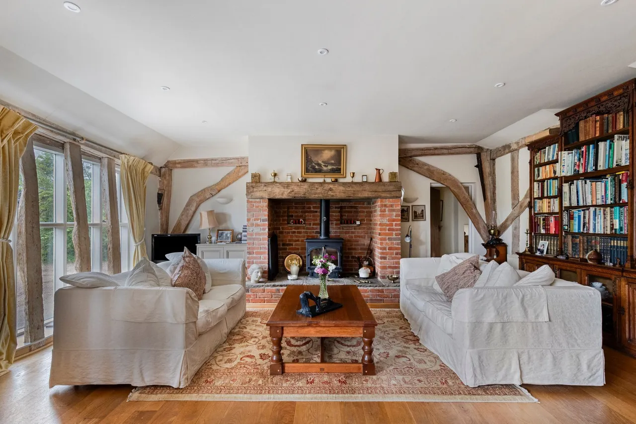 Impressive Grade II Listed Barn Conve, photo 6