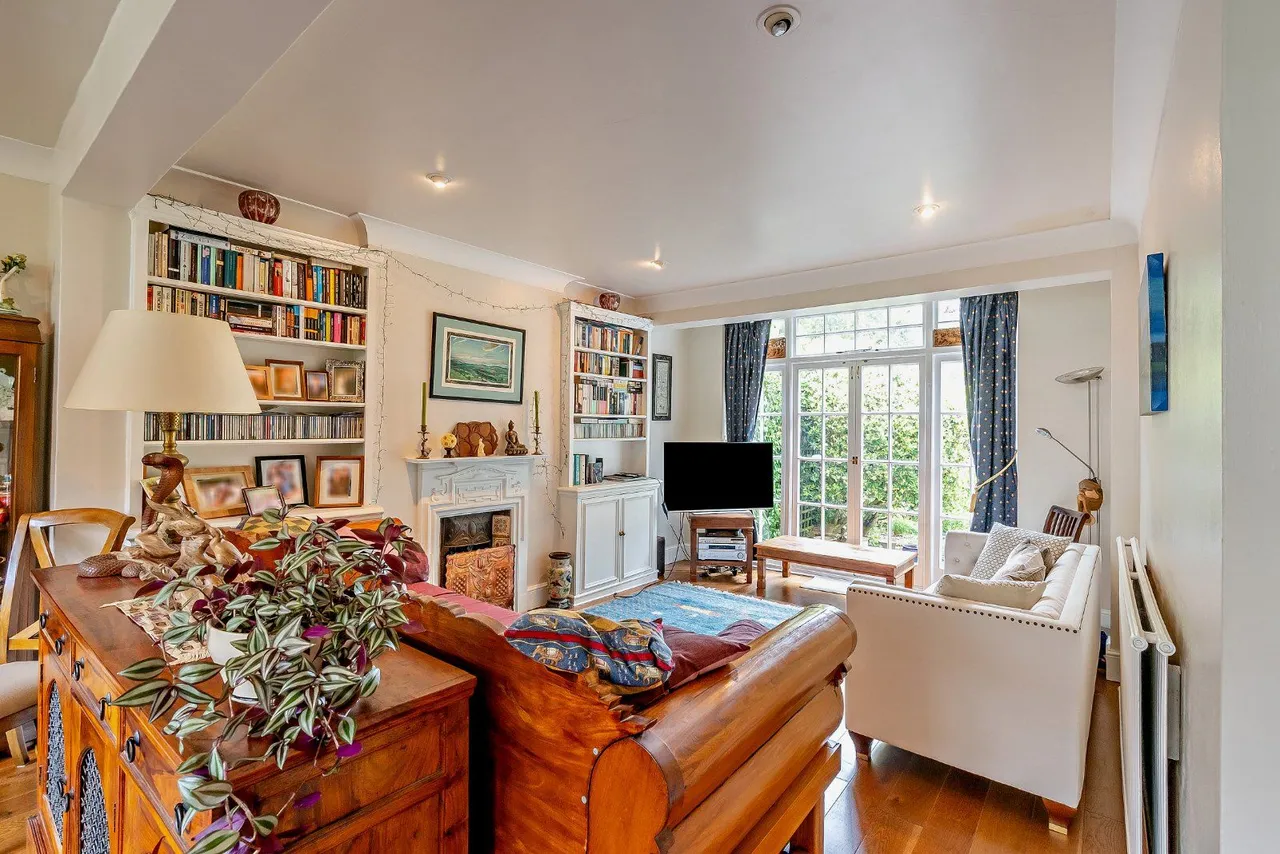 The Queensway, Chalfont St. Peter, Gerrards Cross, Buckinghamshire, SL9 8NF, photo 6