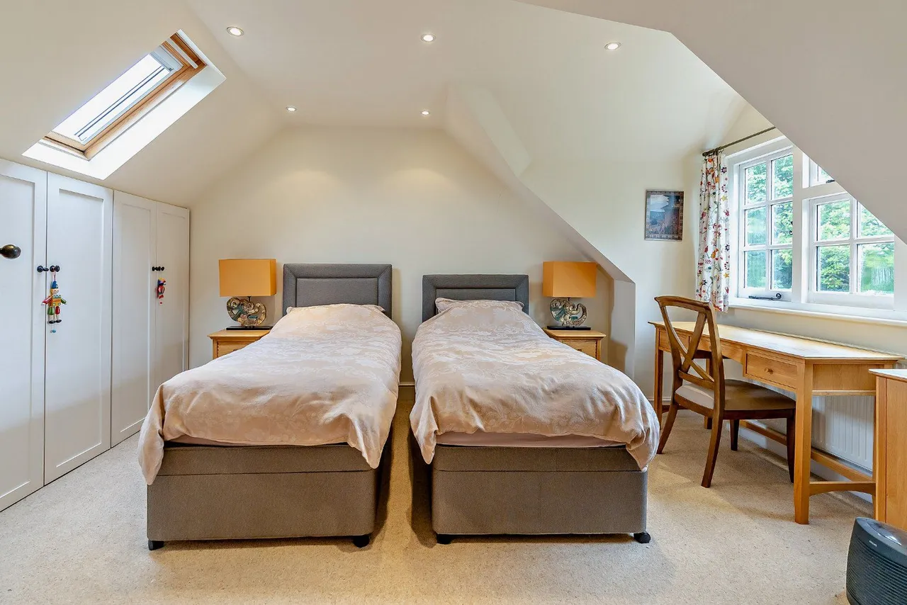 The Queensway, Chalfont St. Peter, Gerrards Cross, Buckinghamshire, SL9 8NF, photo 10