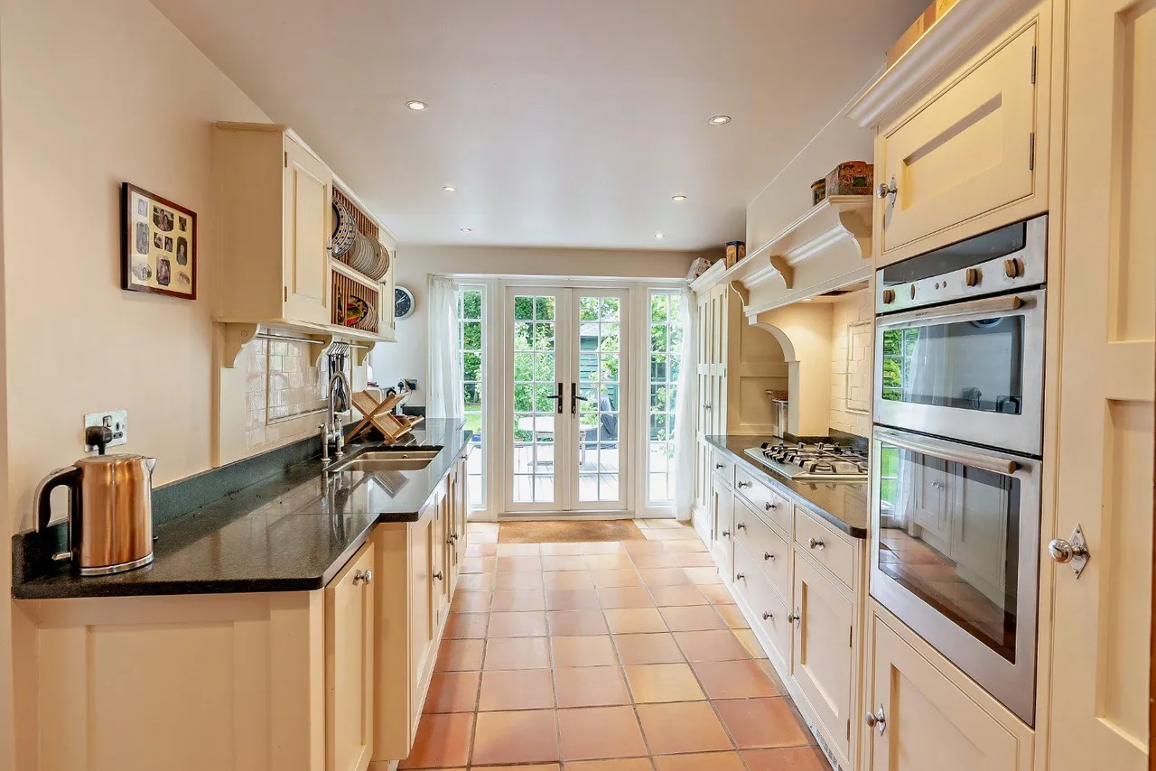The Queensway, Chalfont St. Peter, Gerrards Cross, Buckinghamshire, SL9 8NF, photo 3