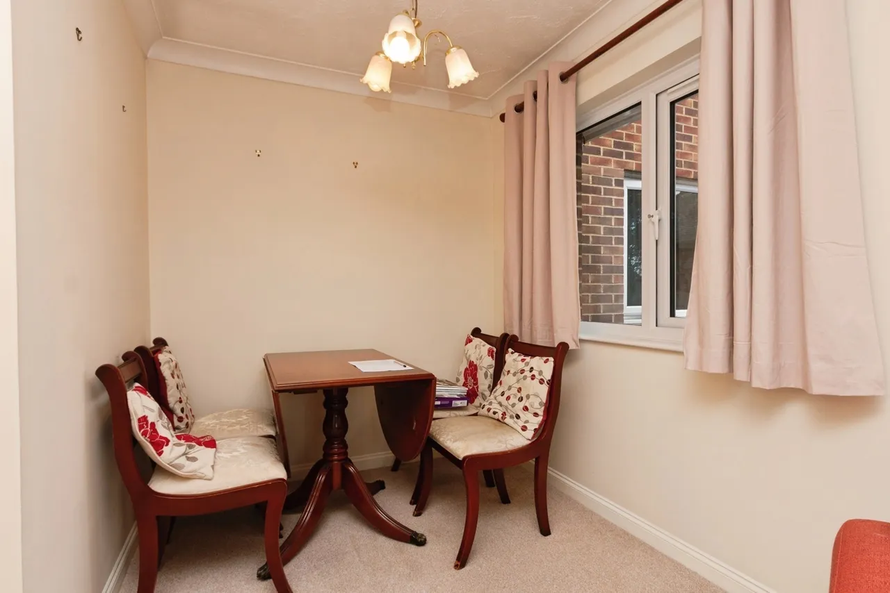 Broadway Road, Lightwater, GU18, photo 4