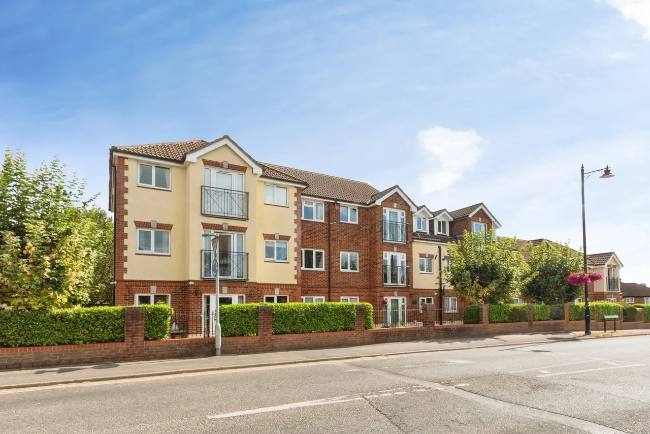 1 bed flat for sale, Broadway Road, Lightwater, GU18