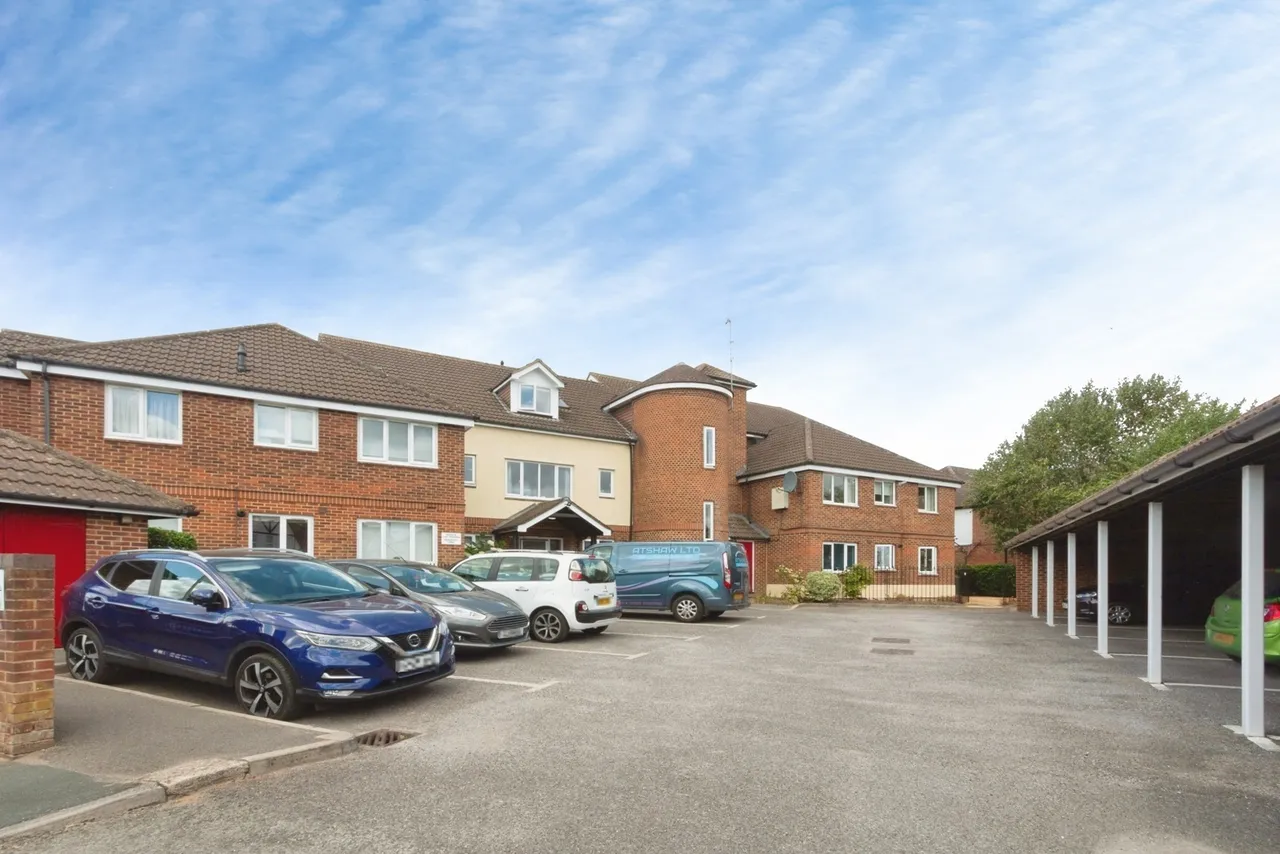 Broadway Road, Lightwater, GU18, photo 12