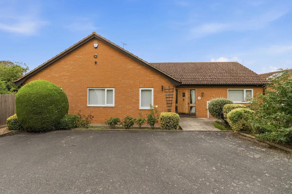 Irchester Road, Rushden, NN10, photo 2