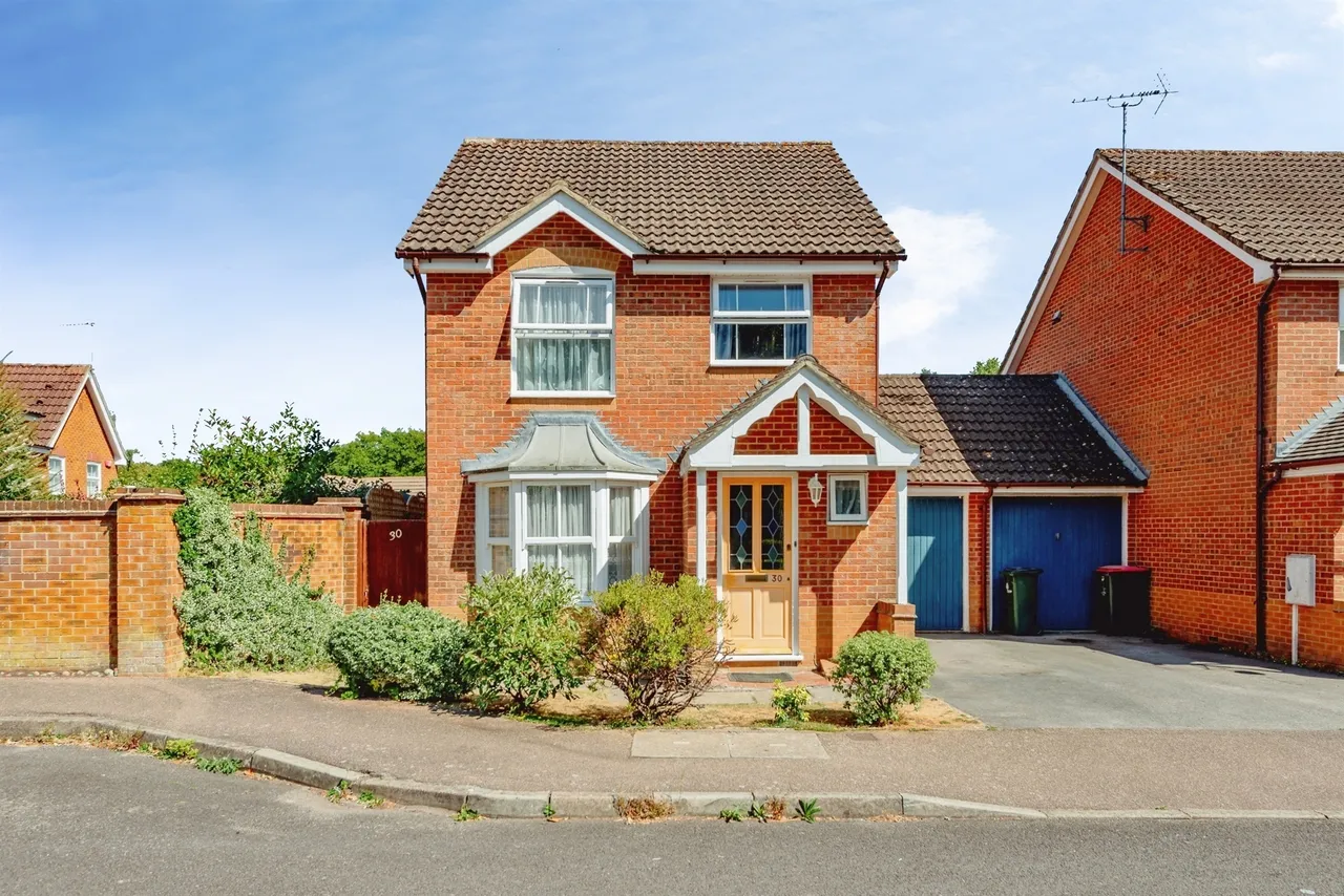 3 bed house for sale — Penfold Road, Maidenbower, Crawley