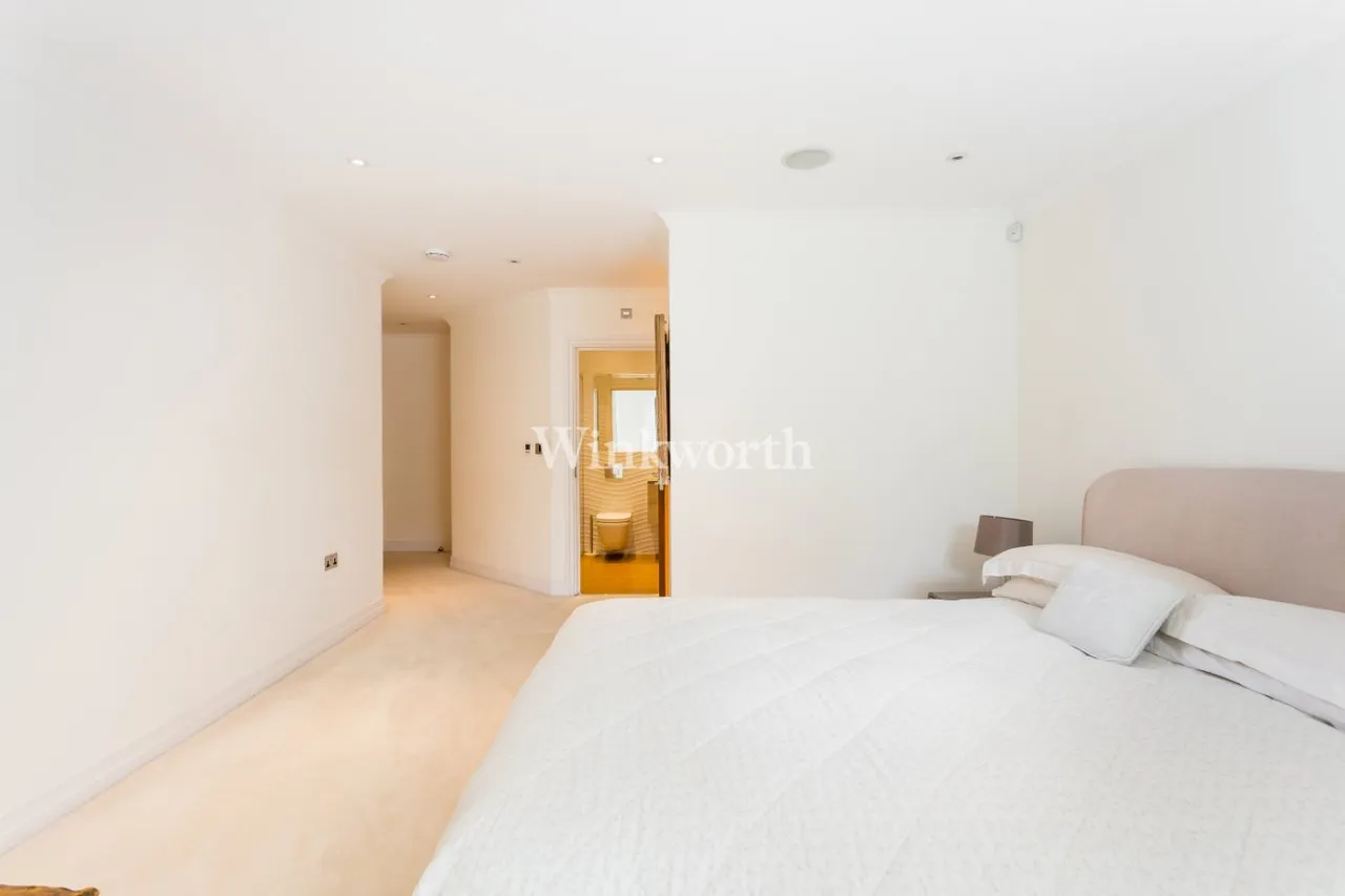 Bayview House, 20 Uplands Park Road, Enfield, EN2, photo 6