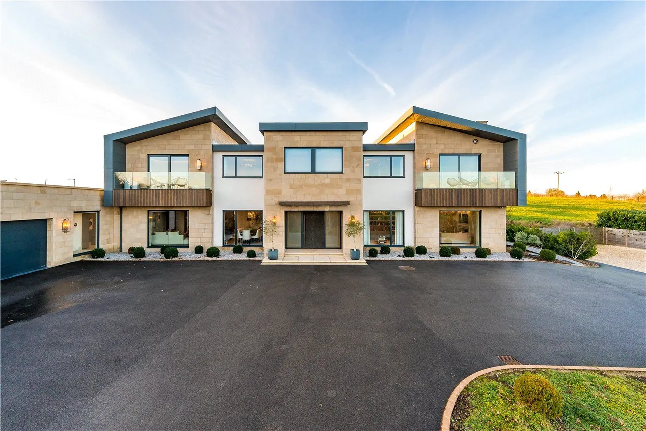 6 bed house for sale, Briestfield Road, Briestfield, WF12