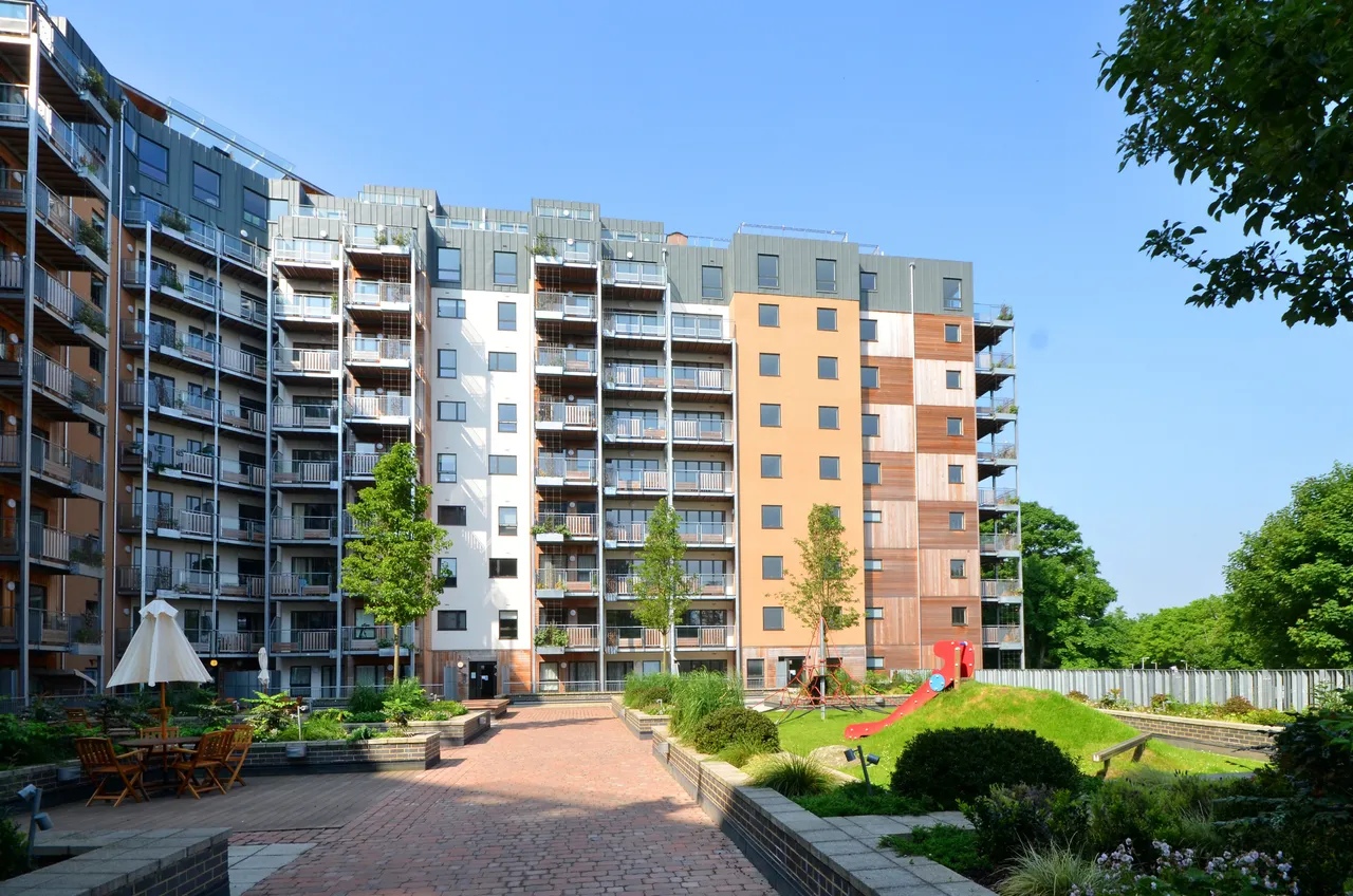 172 Seren Park Gardens, London, photo 3