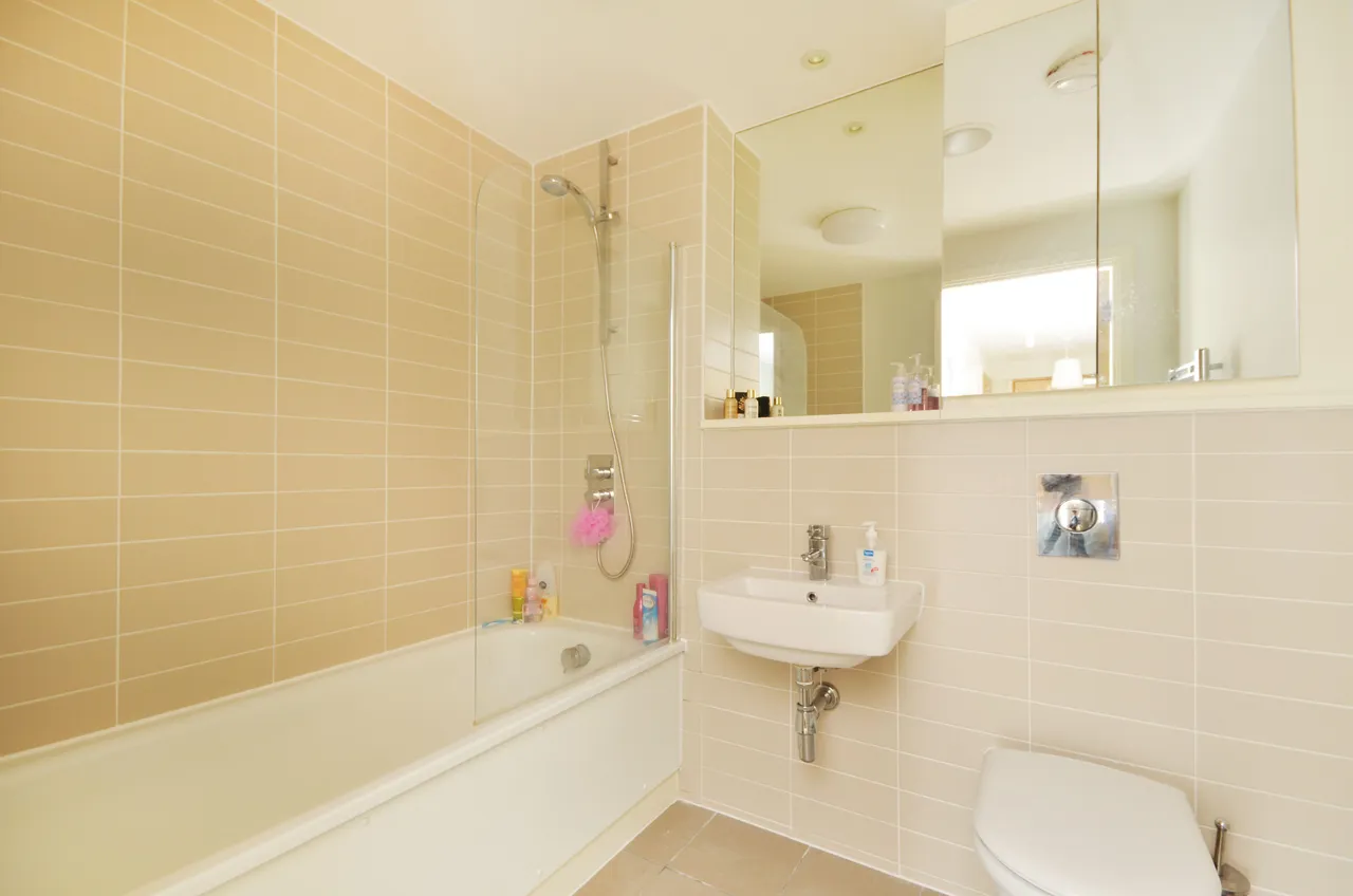 172 Seren Park Gardens, London, photo 7