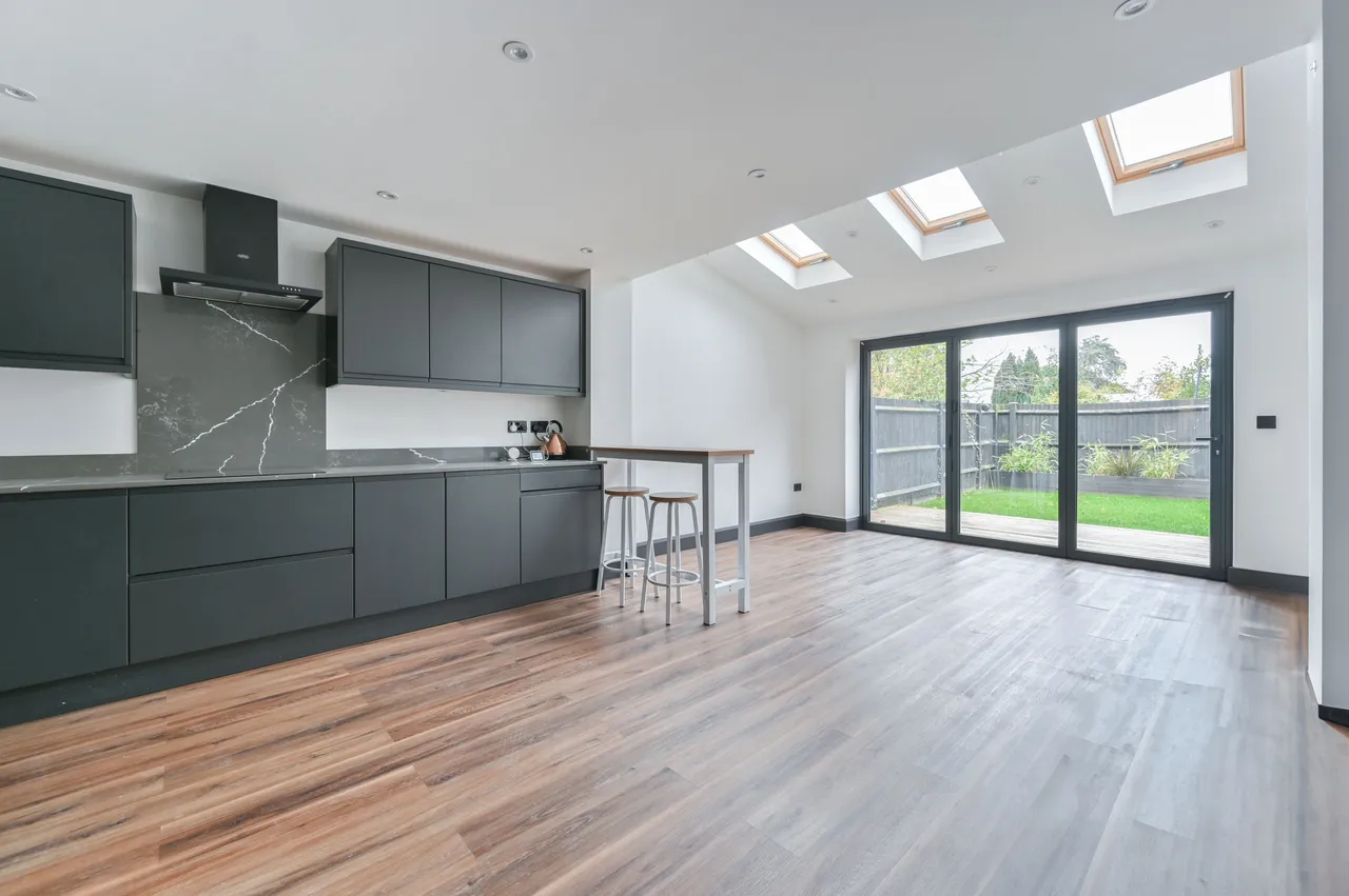 4 bed house to rent — 87 Ruston Road, London