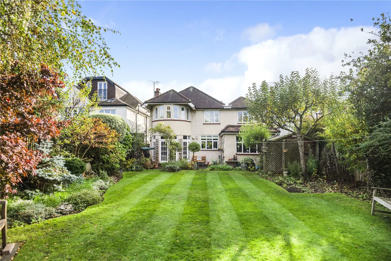 5 bed house for sale — Acacia Road, Hampton, TW12 3DS