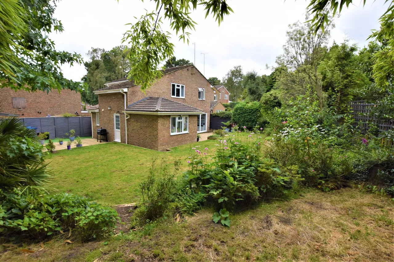 Woodlands Close, Hawley, Surrey, GU17 9HZ, photo 2