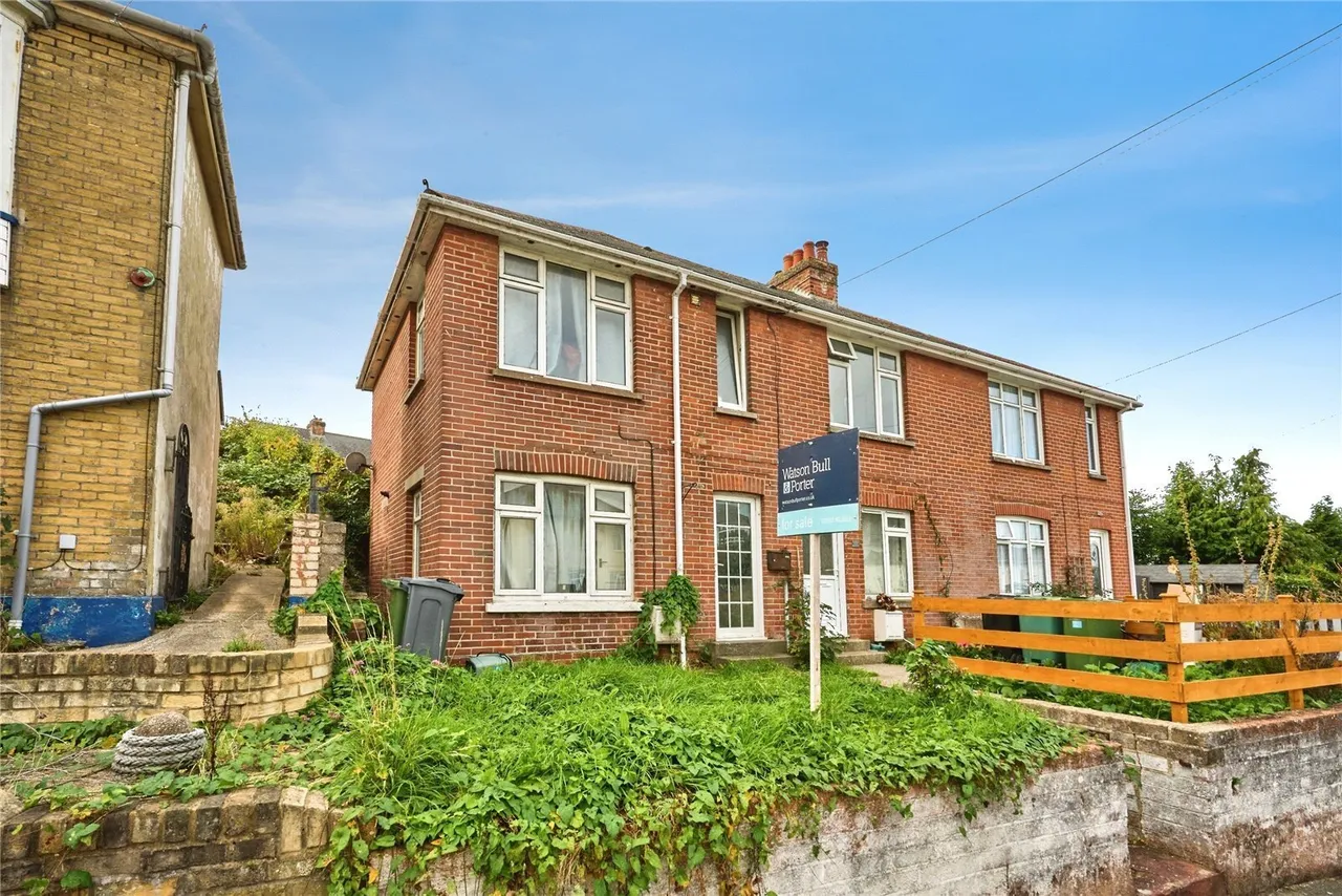3 bed house for sale, Barton Road, Newport, PO30
