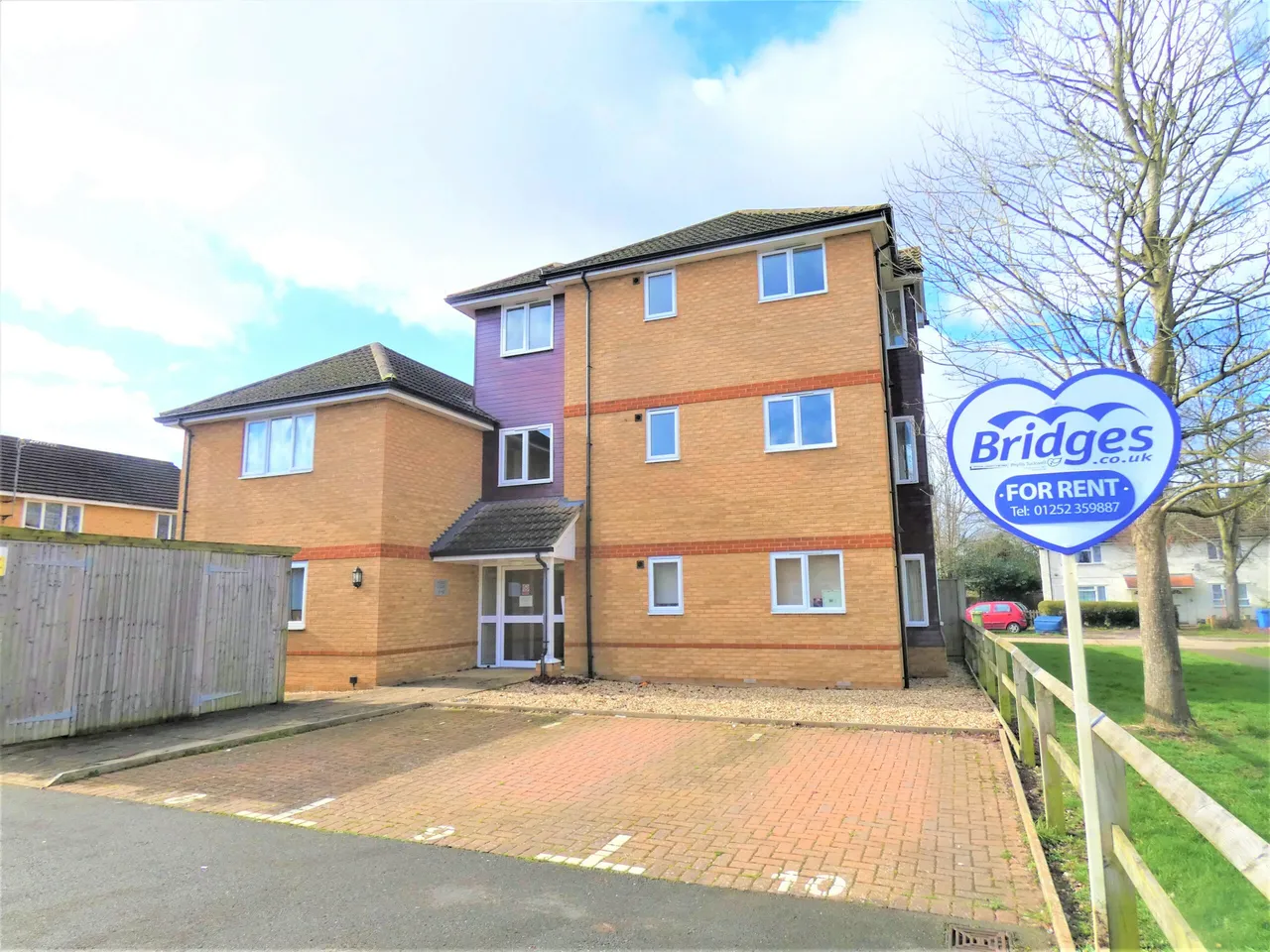 1 bed flat to rent — Meadow Road, Farnborough, Hampshire, GU14 8FE