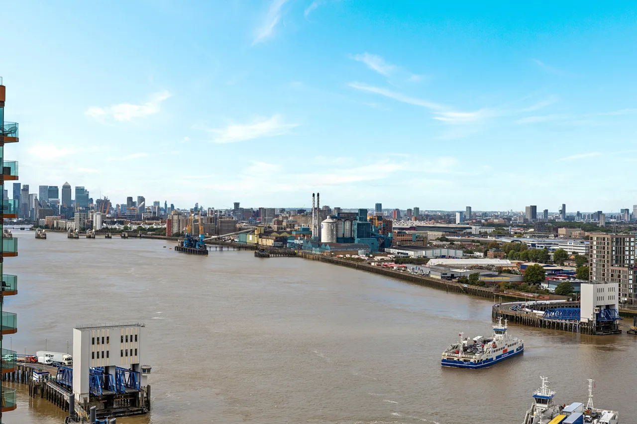 2 bed flat for sale, Duke of Wellington Avenue, SE18