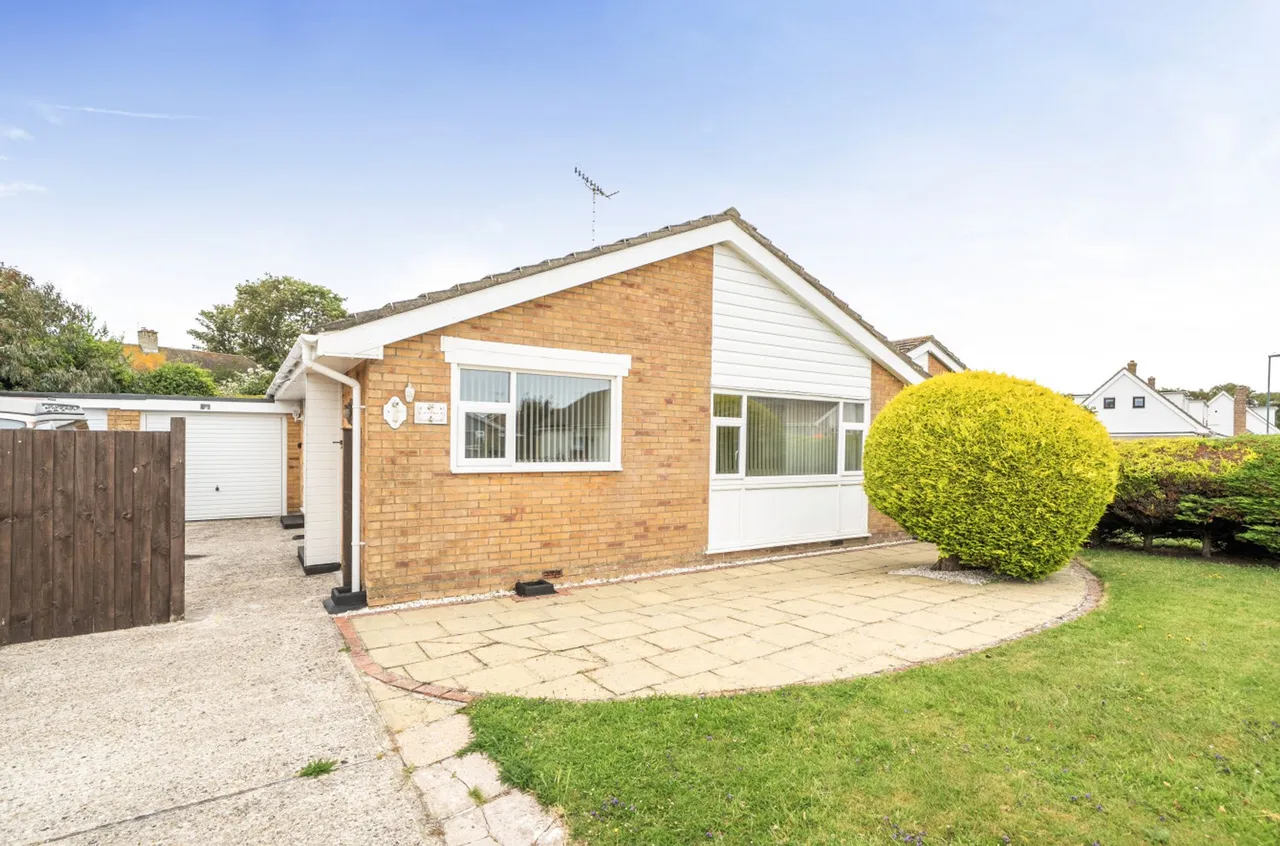 3 bed property for sale, Andrew Avenue, Felpham, PO22