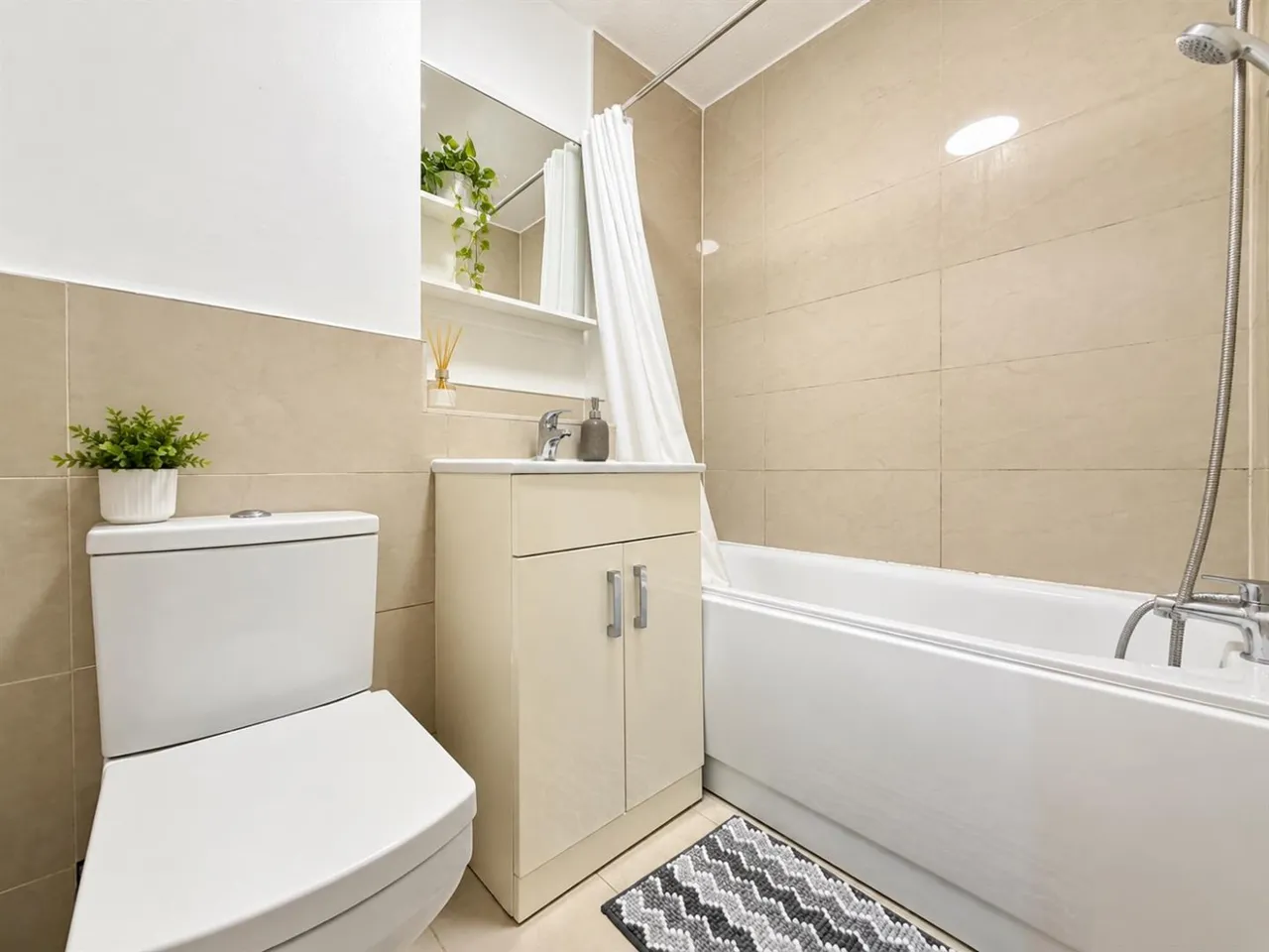 bed Apartment To LetMarchside Close, Heston, TW5, photo 6