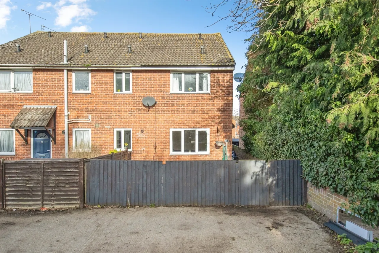 2 bed house for sale — Harwich Road, Colchester