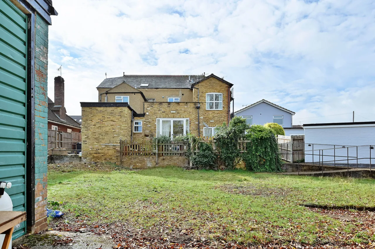 Room 5, 50 Bushey Grove Road, photo 8