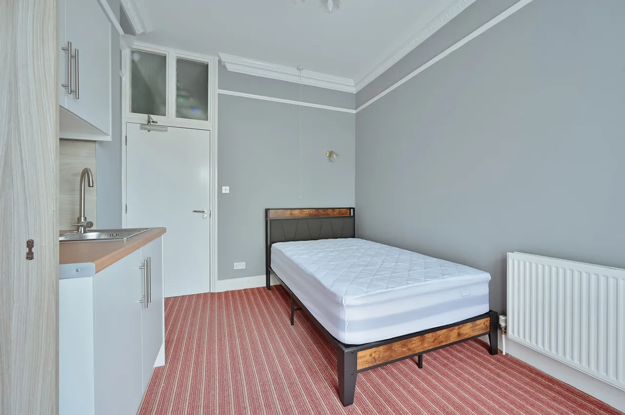 Room 5, 50 Bushey Grove Road, photo 3