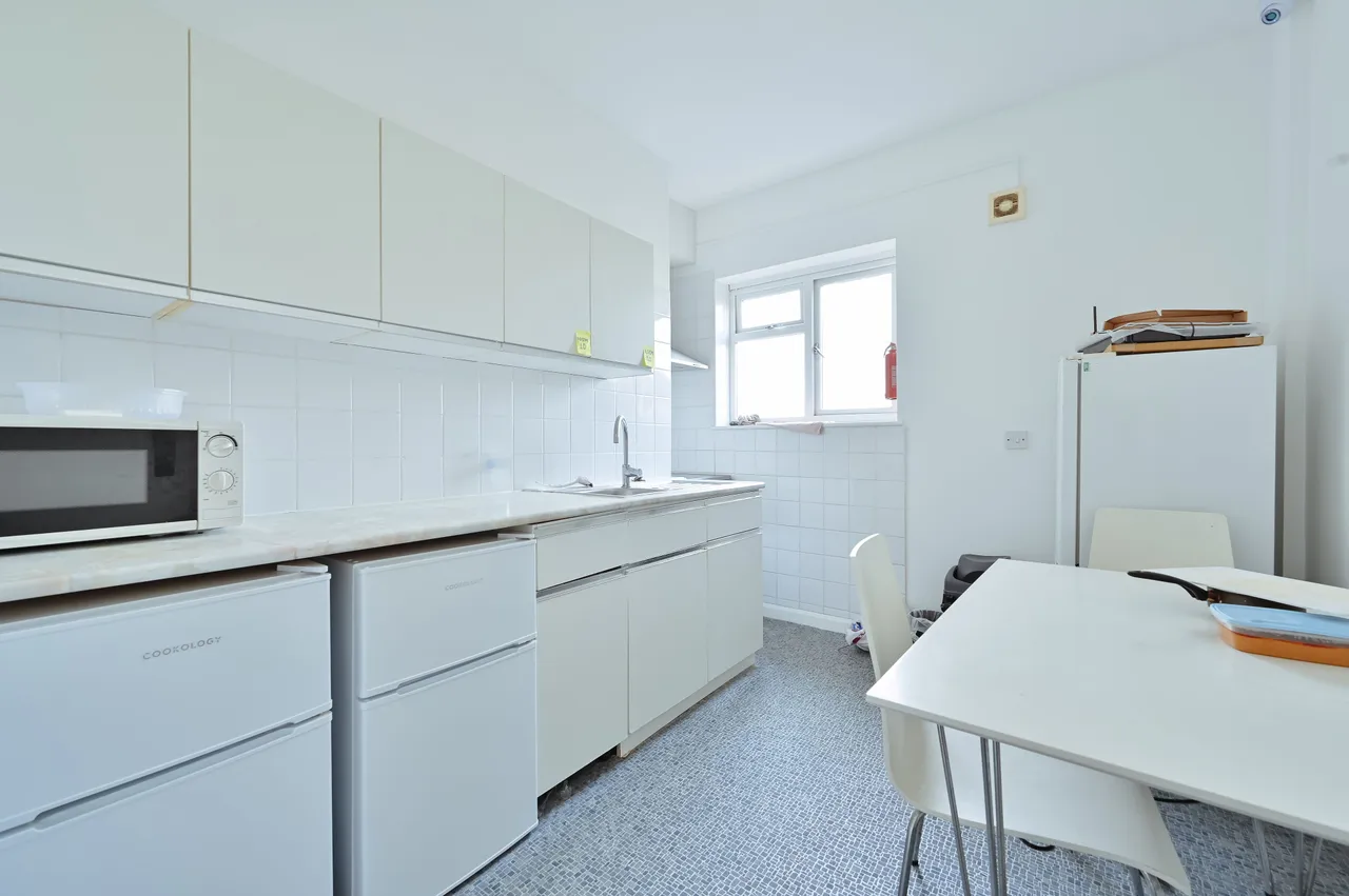 Room 5, 50 Bushey Grove Road, photo 4