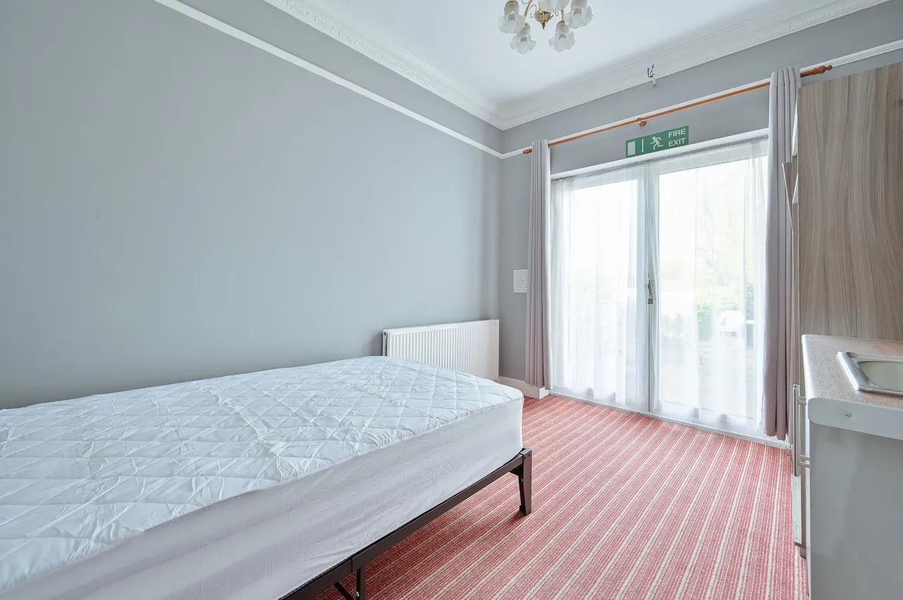 1 bed flat to rent — Room 5, 50 Bushey Grove Road