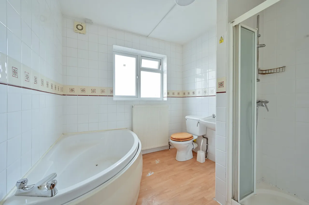 Room 5, 50 Bushey Grove Road, photo 5