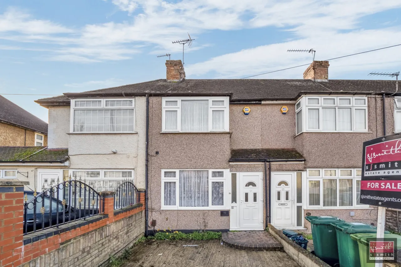2 bed property for sale, Cranford Avenue, Stanwell, TW19