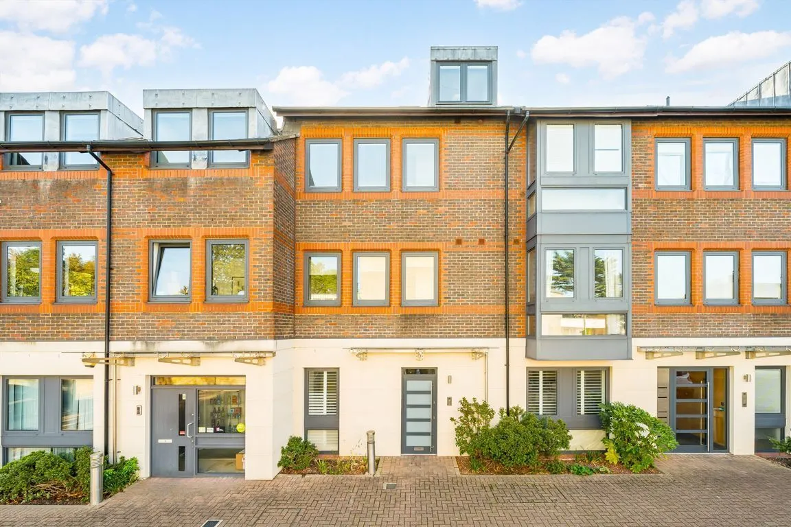 3 bed property to rent, Old Lodge Place, TW1