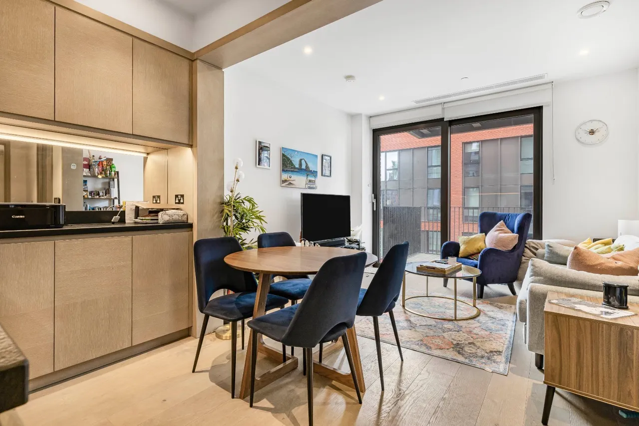 2 bed flat for sale, Embassy Gardens, London, SW11
