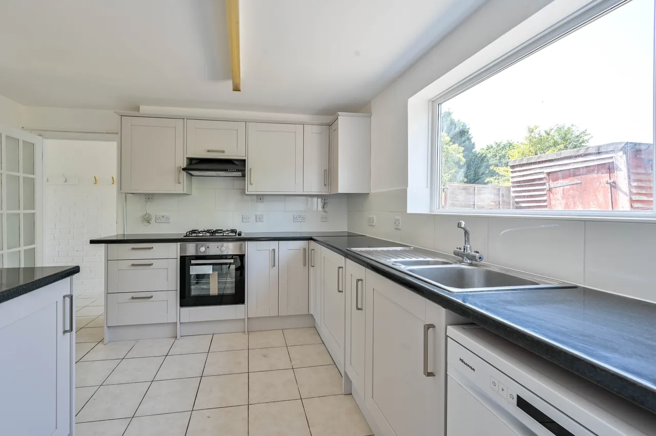 28 Willow Way, Woking, photo 3