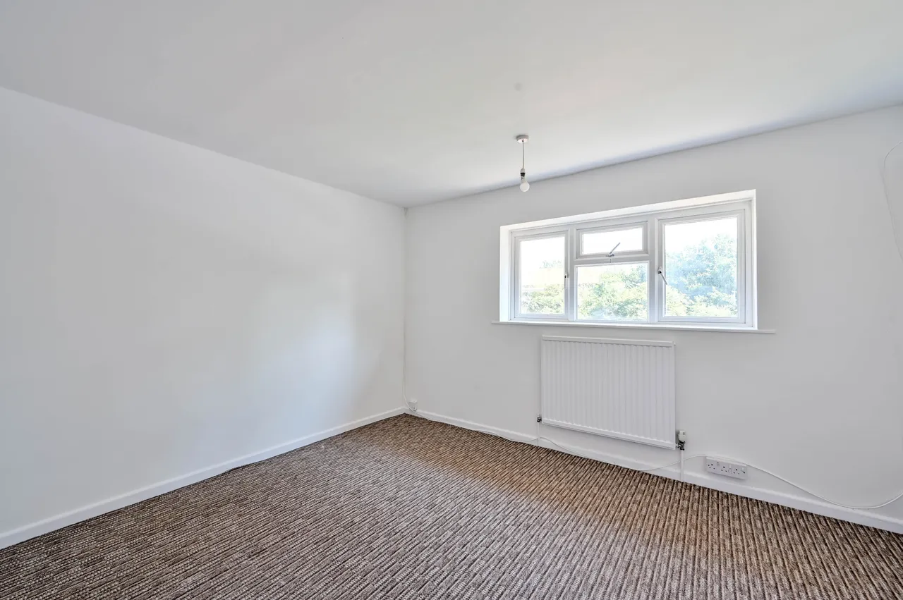 28 Willow Way, Woking, photo 9
