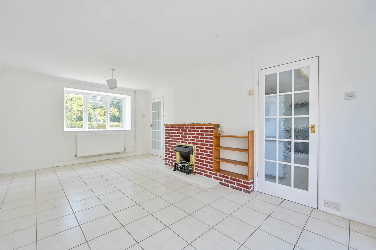 28 Willow Way, Woking, photo 5