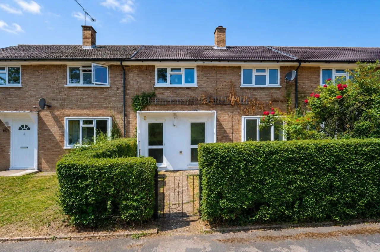 3 bed house for sale — 28 Willow Way, Woking